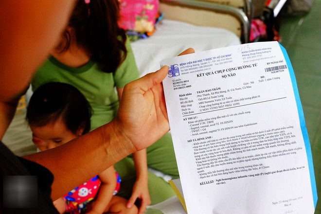 13 tháng trời, đôi vợ chồng nghèo Cà Mau gõ cửa 12 bệnh viện để tìm ra bệnh cho con