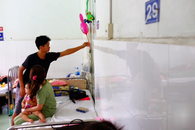 13 tháng trời, đôi vợ chồng nghèo Cà Mau gõ cửa 12 bệnh viện để tìm ra bệnh cho con