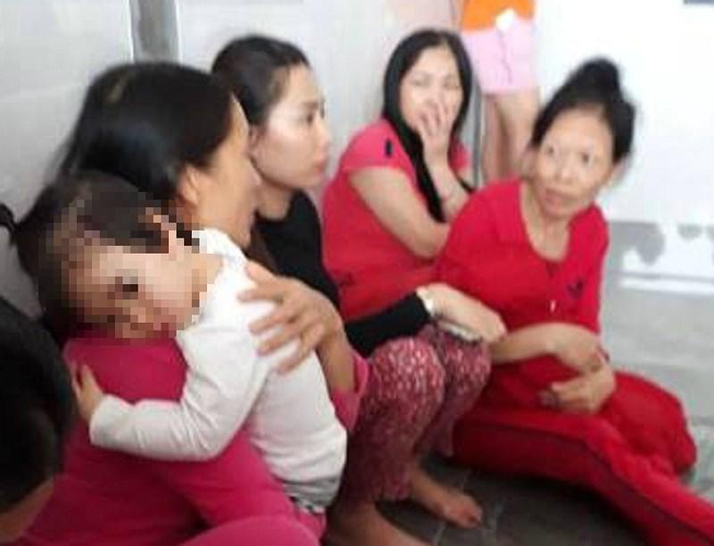 Sản phụ mới sinh phải bế con chạy từ tầng 20 xuống đất khóc nức nở vì chuông báo cháy