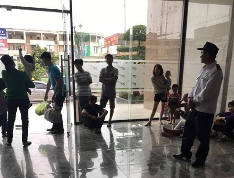 Sản phụ mới sinh phải bế con chạy từ tầng 20 xuống đất khóc nức nở vì chuông báo cháy
