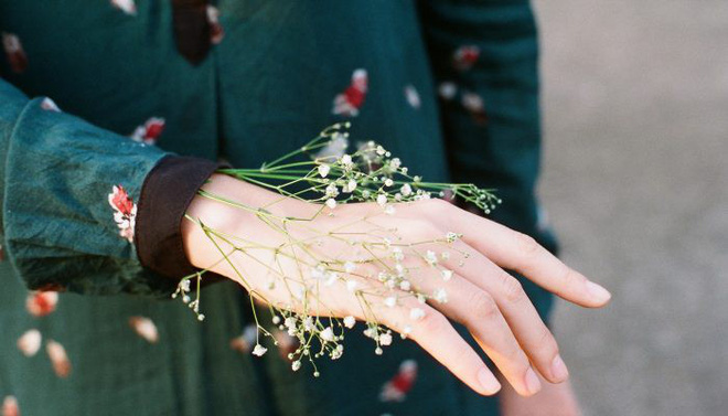 Đàn bà muốn bình yên phải biết đủ: đủ yêu thì giữ, đủ buồn thì buông