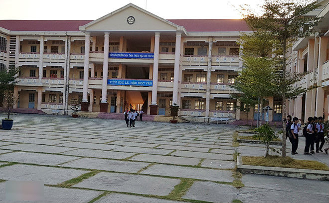 Hiệu trưởng bị tố bắt 42 học sinh lớp 6 đứng nhiều giờ