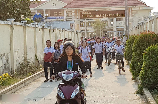 Hiệu trưởng bị tố bắt 42 học sinh lớp 6 đứng nhiều giờ