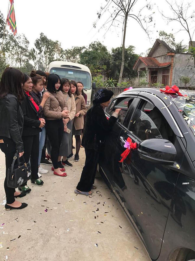 Hình ảnh cô dâu trẻ ngắn dài nước mắt ngày lấy chồng xa khiến nhiều người nghẹn ngào