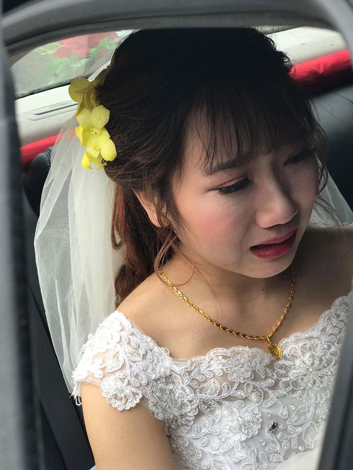 Hình ảnh cô dâu trẻ ngắn dài nước mắt ngày lấy chồng xa khiến nhiều người nghẹn ngào
