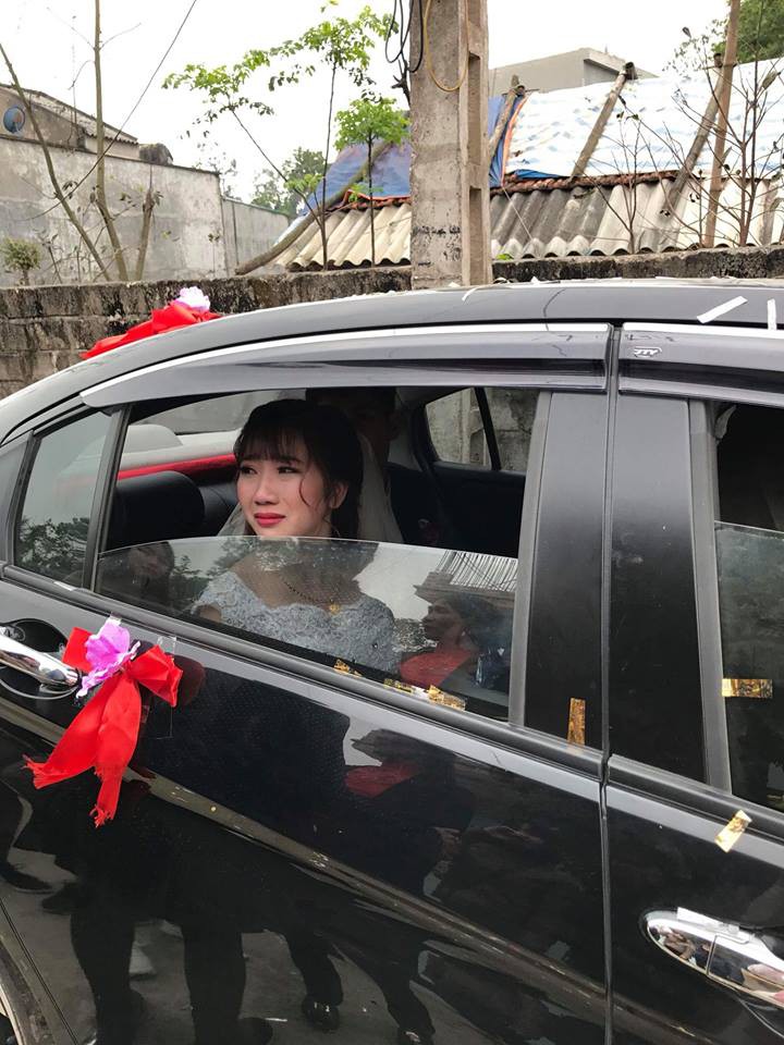 Hình ảnh cô dâu trẻ ngắn dài nước mắt ngày lấy chồng xa khiến nhiều người nghẹn ngào