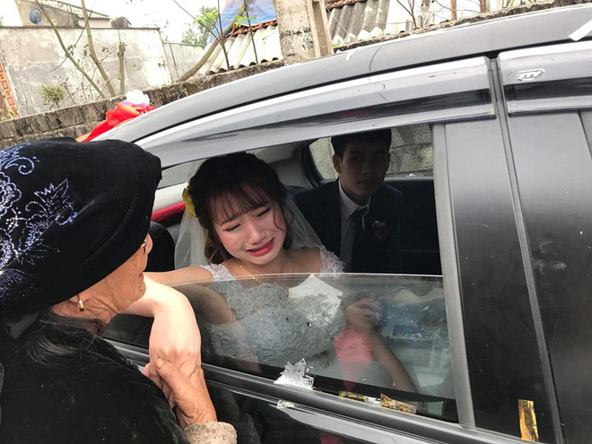 Hình ảnh cô dâu trẻ ngắn dài nước mắt ngày lấy chồng xa khiến nhiều người nghẹn ngào Hình ảnh cô dâu trẻ ngắn dài nước mắt ngày lấy chồng xa khiến nhiều người nghẹn ngào