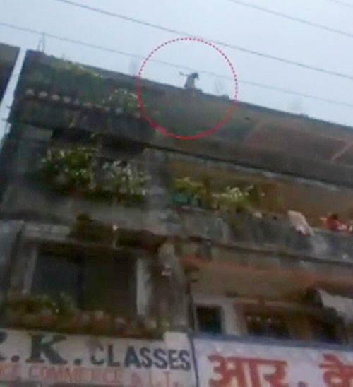 Bé gái 12 tuổi nhảy từ tầng 4 để trốn yêu râu xanh