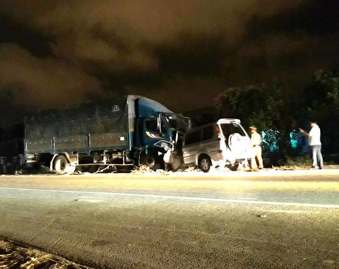 Trung tá công an tử vong sau khi xe 7 chỗ đối đầu xe tải