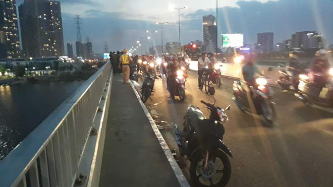 Anh khóc gào chứng kiến em trai phi thân xuống sông Sài Gòn