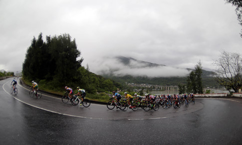 Các cua rơ An Giang khiếu nại mô tô dẫn sai đường