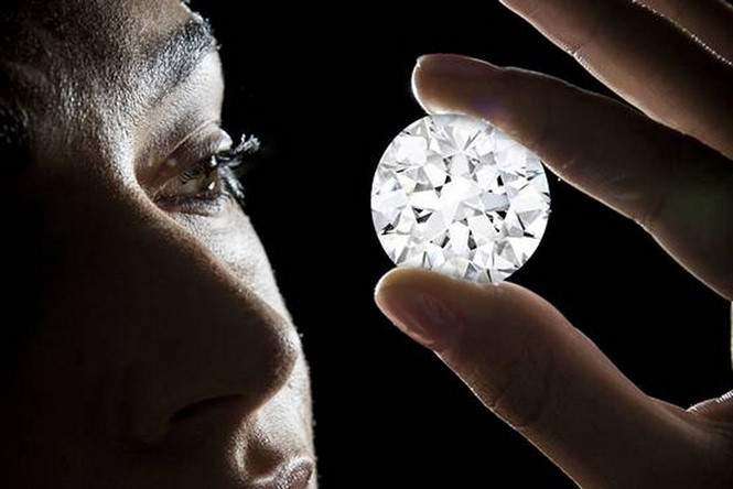 Giá kỷ lục cho viên kim cương hơn 102 carat