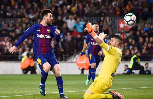 Messi lập hat-trick, Barca san bằng kỷ lục bất bại tại La Liga