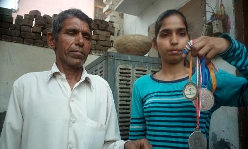 Nữ võ sĩ karate Ấn Độ khống chế cảnh sát quấy rối tình dục