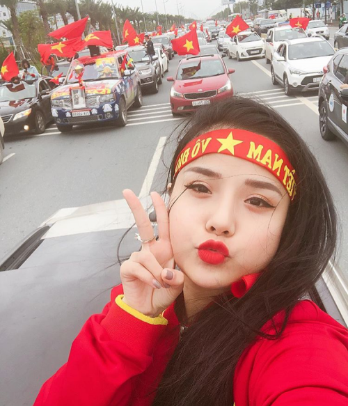 Lộ diện bạn gái xinh đẹp, nóng bỏng và hát hay của thủ môn Lâm Tây Lộ diện bạn gái xinh đẹp, nóng bỏng và hát hay của thủ môn Lâm Tây