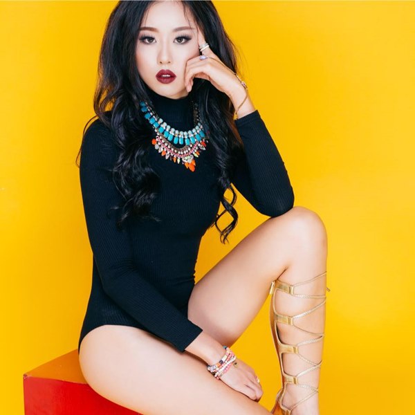 Hội con nhà giàu Việt Nam làm gì để suốt ngày vung tay mua đồ hiệu giá nghìn đô?