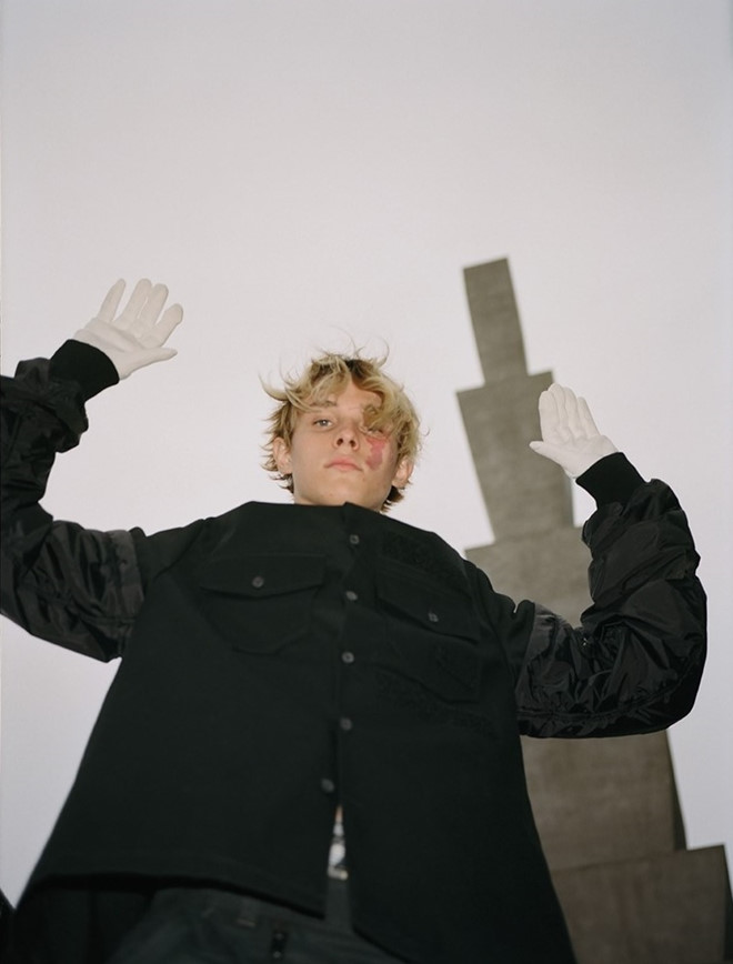 9X có bớt trên mặt thành ngôi sao hàng đầu của hãng thời trang Versace