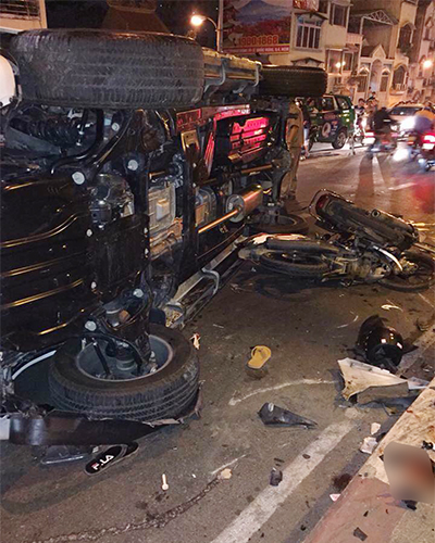 Ôtô húc nhiều xe máy, một người rơi xuống cầu tử vong