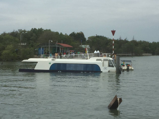 Tàu cao tốc chở 42 khách bị sự cố trên biển Cần Giờ