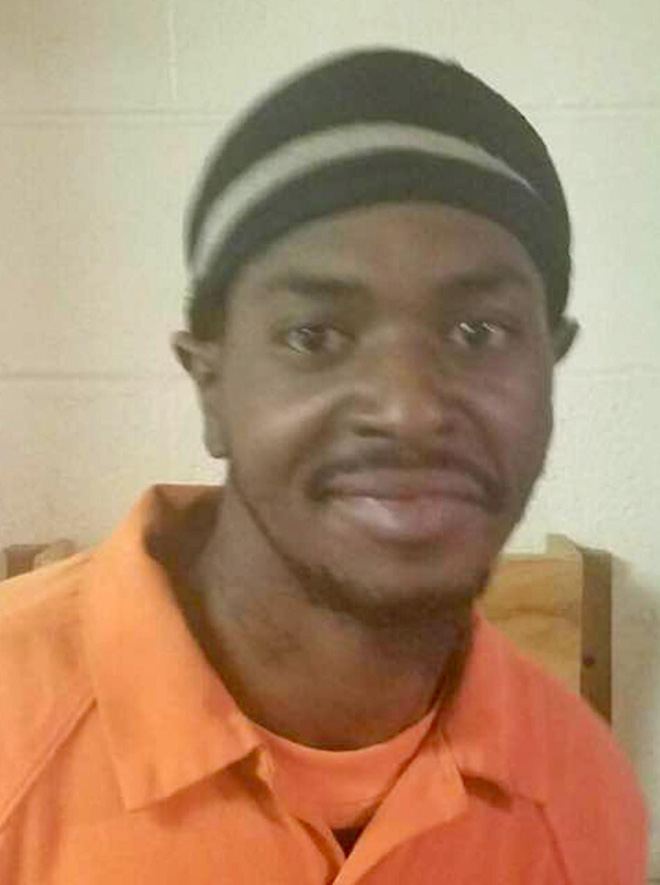 Đọc mảnh giấy học sinh rón rén đưa cho mình, giáo viên lập tức gọi cảnh sát