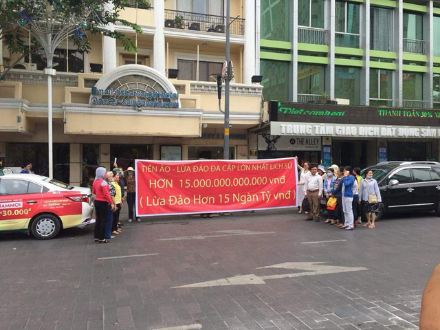 Căng băng rôn tố cáo đường dây tiền ảo đa cấp lừa 15.000 tỉ đồng