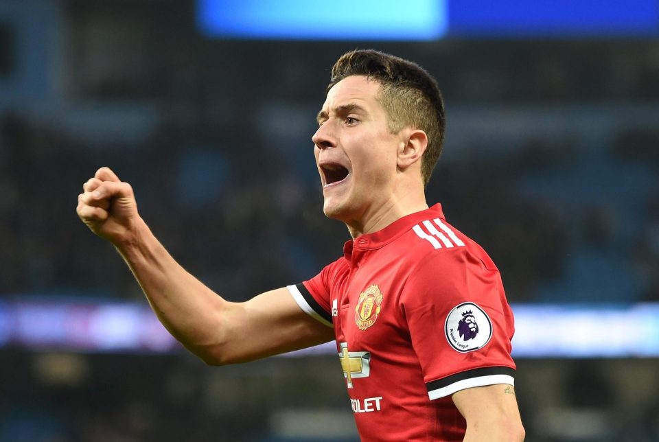 CĐV MU dậy sóng khi Herrera nhổ nước bọt lên logo Man City