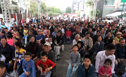 Bộ đội hướng dẫn người dân chung cư sử dụng mặt nạ phòng độc