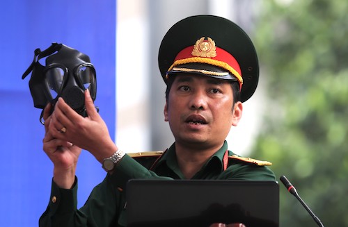 Bộ đội hướng dẫn người dân chung cư sử dụng mặt nạ phòng độc
