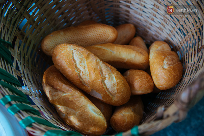 Chuyện chưa kể về bà Tám bán ca cao bánh mỳ độc nhất ở Sài Gòn: 30 năm nuôi chồng mù và 3 con thơ Chuyện chưa kể về bà Tám bán ca cao bánh mỳ độc nhất ở Sài Gòn: 30 năm nuôi chồng mù và 3 con thơ