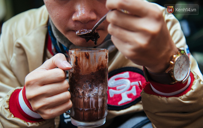 Chuyện chưa kể về bà Tám bán ca cao bánh mỳ độc nhất ở Sài Gòn: 30 năm nuôi chồng mù và 3 con thơ