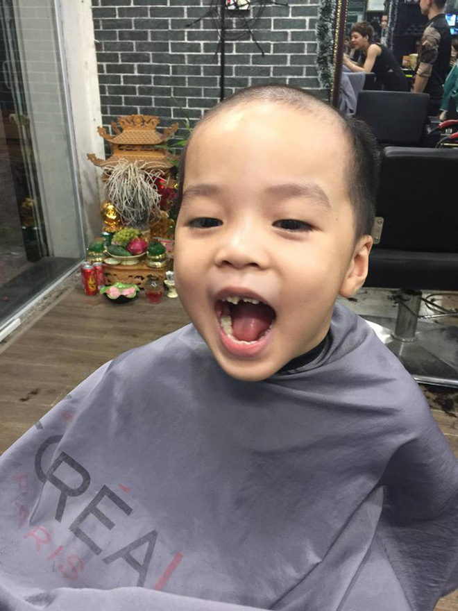 Khi bố làm thợ cắt tóc và không biết làm gì cho vui, cậu con trai đang có kiểu đầu chất chơi được biến ngay thành ông hói Khi bố làm thợ cắt tóc và không biết làm gì cho vui, cậu con trai đang có kiểu đầu chất chơi được biến ngay thành ông hói