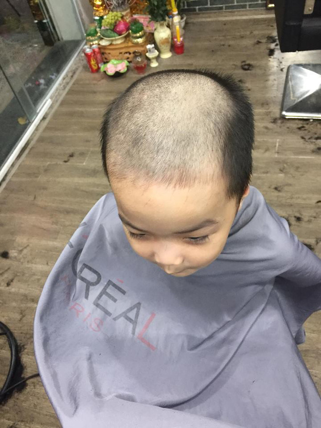 Khi bố làm thợ cắt tóc và không biết làm gì cho vui, cậu con trai đang có kiểu đầu chất chơi được biến ngay thành ông hói