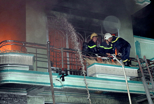 Kho chứa linh kiện điện tử rộng gần 1.000 m2 bốc cháy