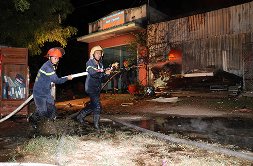 Kho chứa linh kiện điện tử rộng gần 1.000 m2 bốc cháy