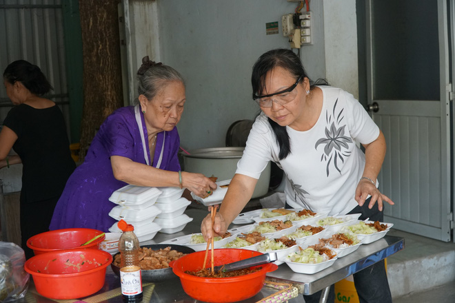 Gia đình có 3 người tử vong trong vụ cháy Carina nấu 24.500 suất cơm từ thiện trong 49 ngày