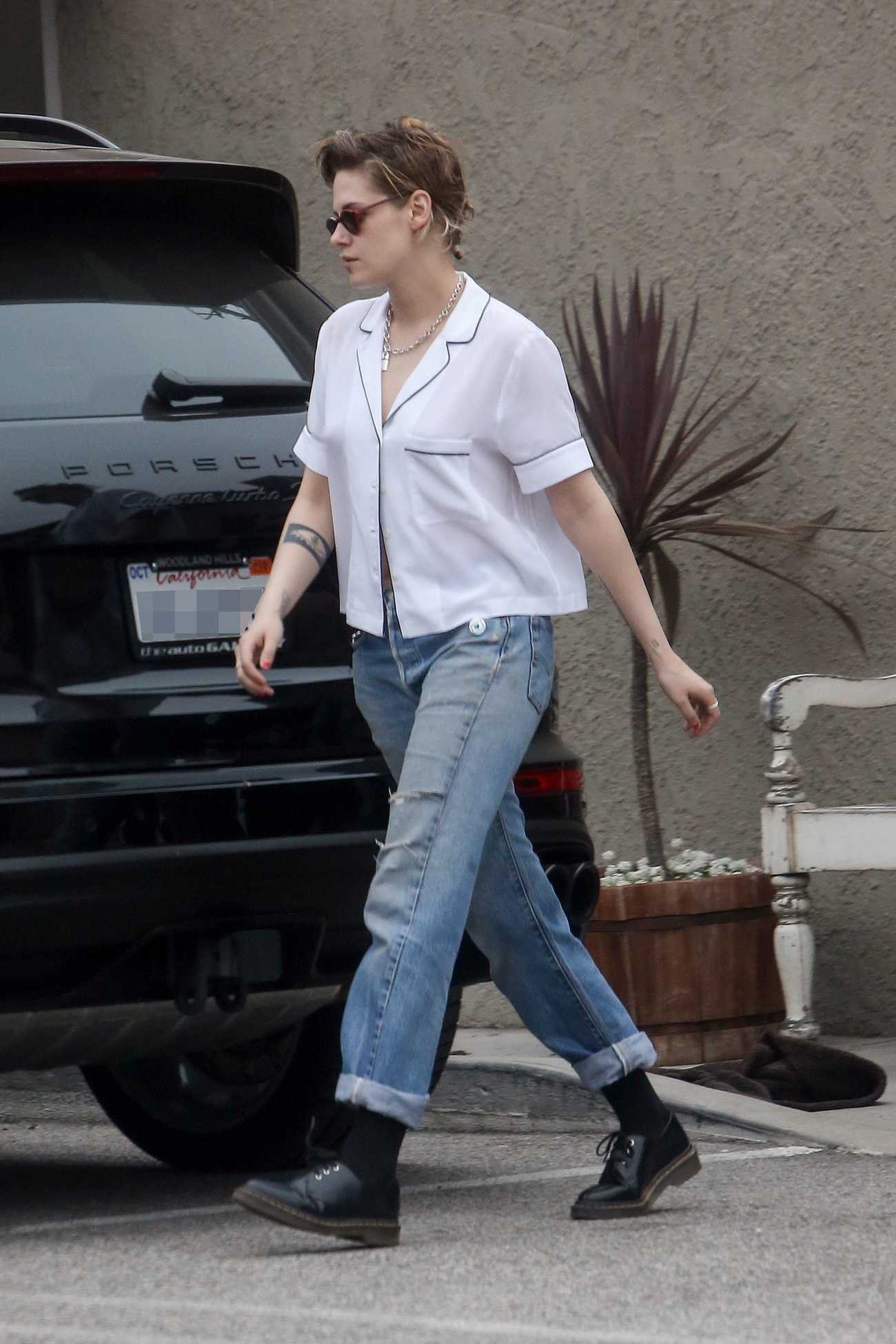 Kristen Stewart cùng người yêu đồng giới diện áo mát mẻ, thả rông vòng 1 trên phố Kristen Stewart cùng người yêu đồng giới diện áo mát mẻ, thả rông vòng 1 trên phố