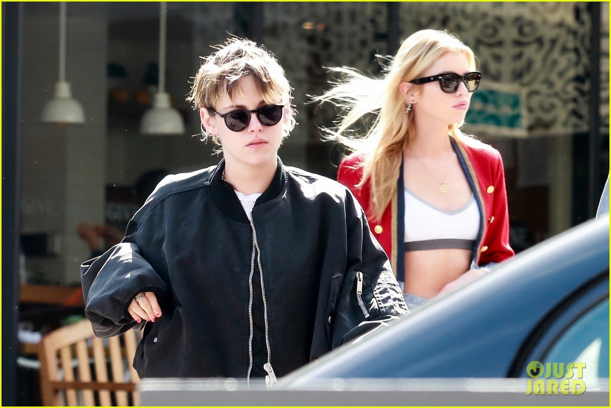 Kristen Stewart cùng người yêu đồng giới diện áo mát mẻ, thả rông vòng 1 trên phố