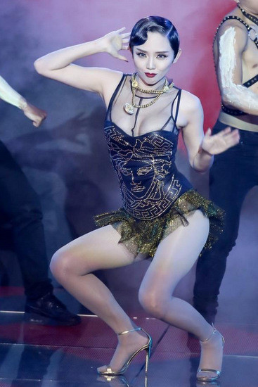 Những trang phục khoe thân từ táo bạo đến phản cảm của Tóc Tiên