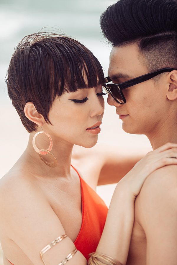 Tóc Tiên khoe da thịt với trang phục hở bạo