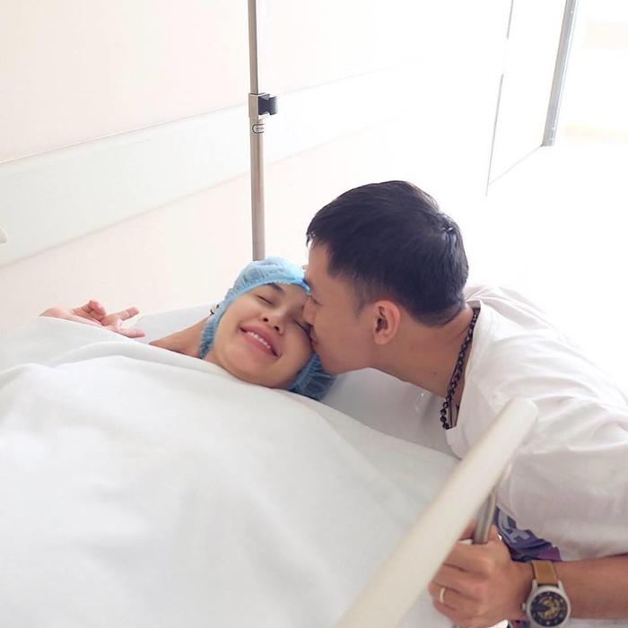 Hình ảnh đầu tiên về con gái đầu lòng của Tú Vi - Văn Anh