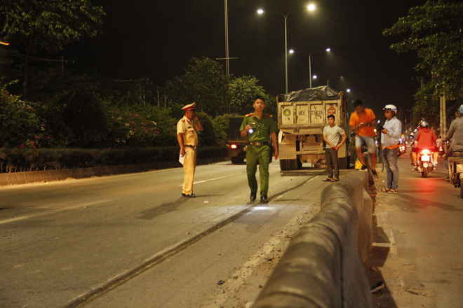 Va chạm với xe tải, chồng chết còn vợ nguy kịch giữa khuya