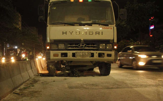 Va chạm với xe tải, chồng chết còn vợ nguy kịch giữa khuya