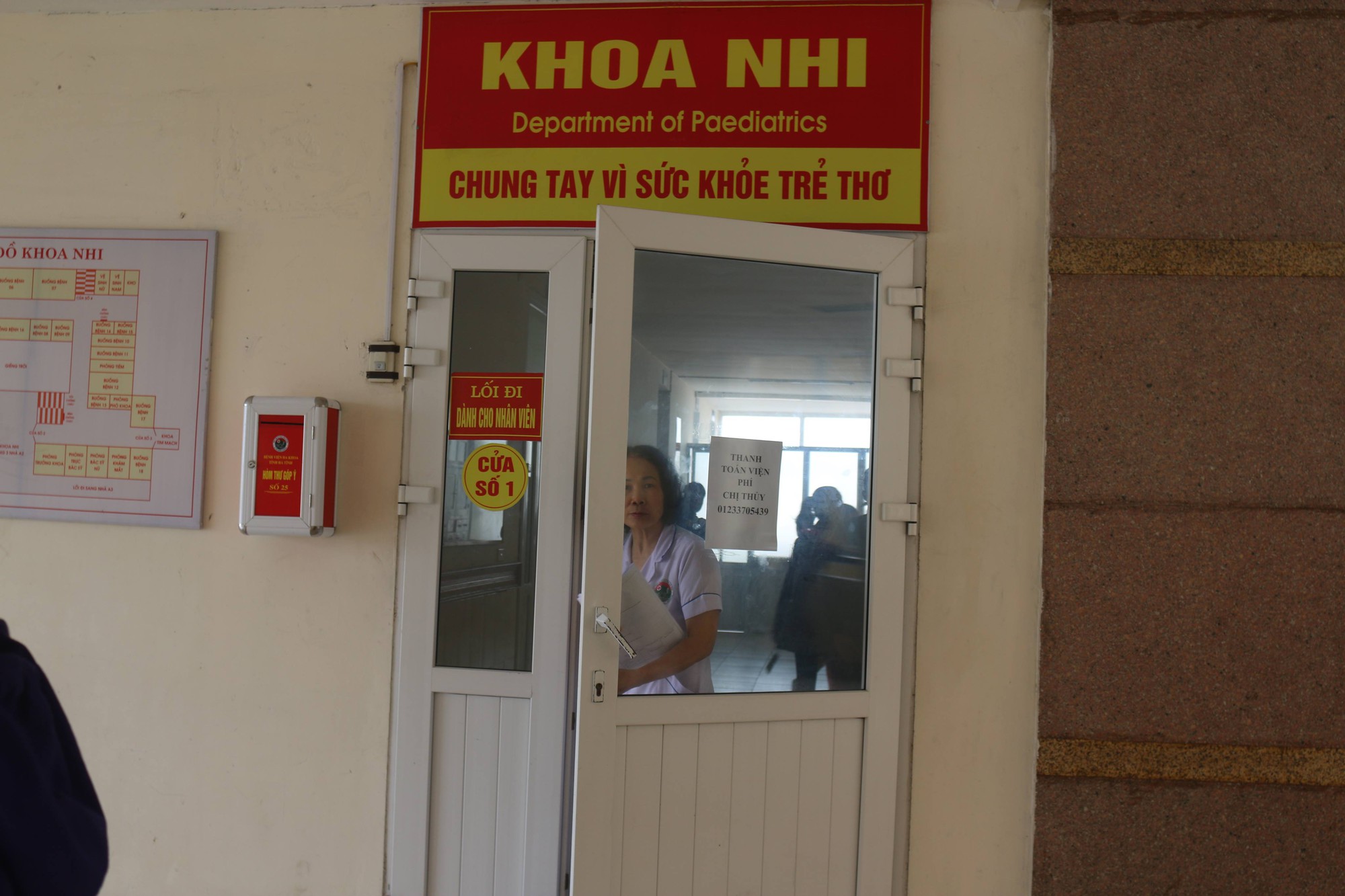 Hà Tĩnh: Bác sỹ và sinh viên thực tập bị người nhà bệnh nhân đánh trọng thương