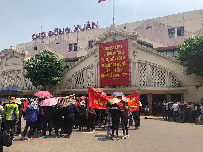 Lo chợ Đồng Xuân bị đập bỏ, hàng trăm tiểu thương tụ tập phản đối