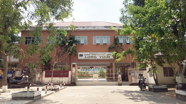 Trường Long Thới tạm đình chỉ cô giáo không giảng bài