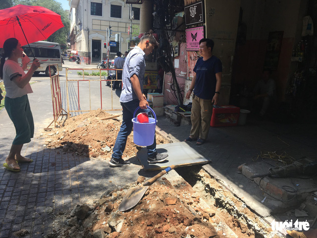 Dân Sài Gòn khổ sở vì cúp nước đột ngột cả ngày