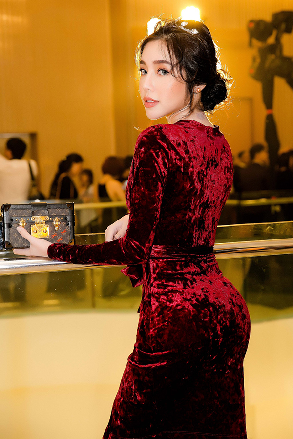 Elly Trần chán sexy nhưng vẫn cố ý khoe vòng 1