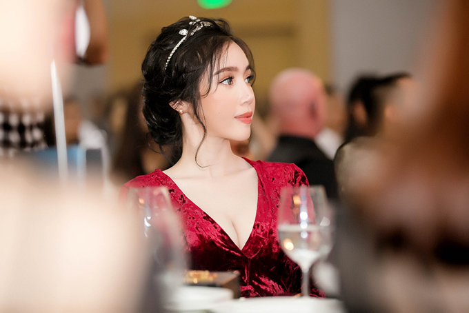 Elly Trần chán sexy nhưng vẫn cố ý khoe vòng 1