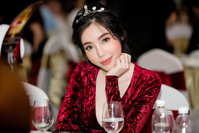 Elly Trần chán sexy nhưng vẫn cố ý khoe vòng 1