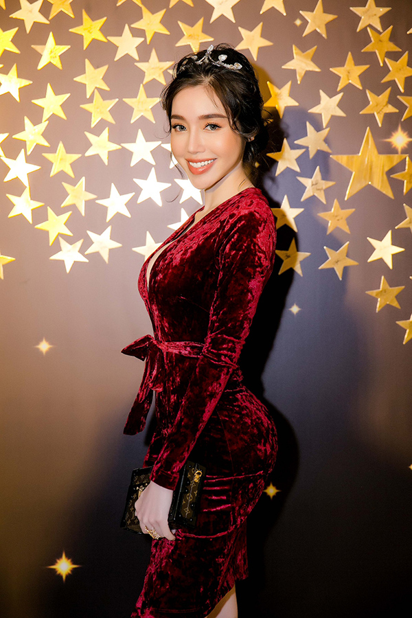 Elly Trần chán sexy nhưng vẫn cố ý khoe vòng 1